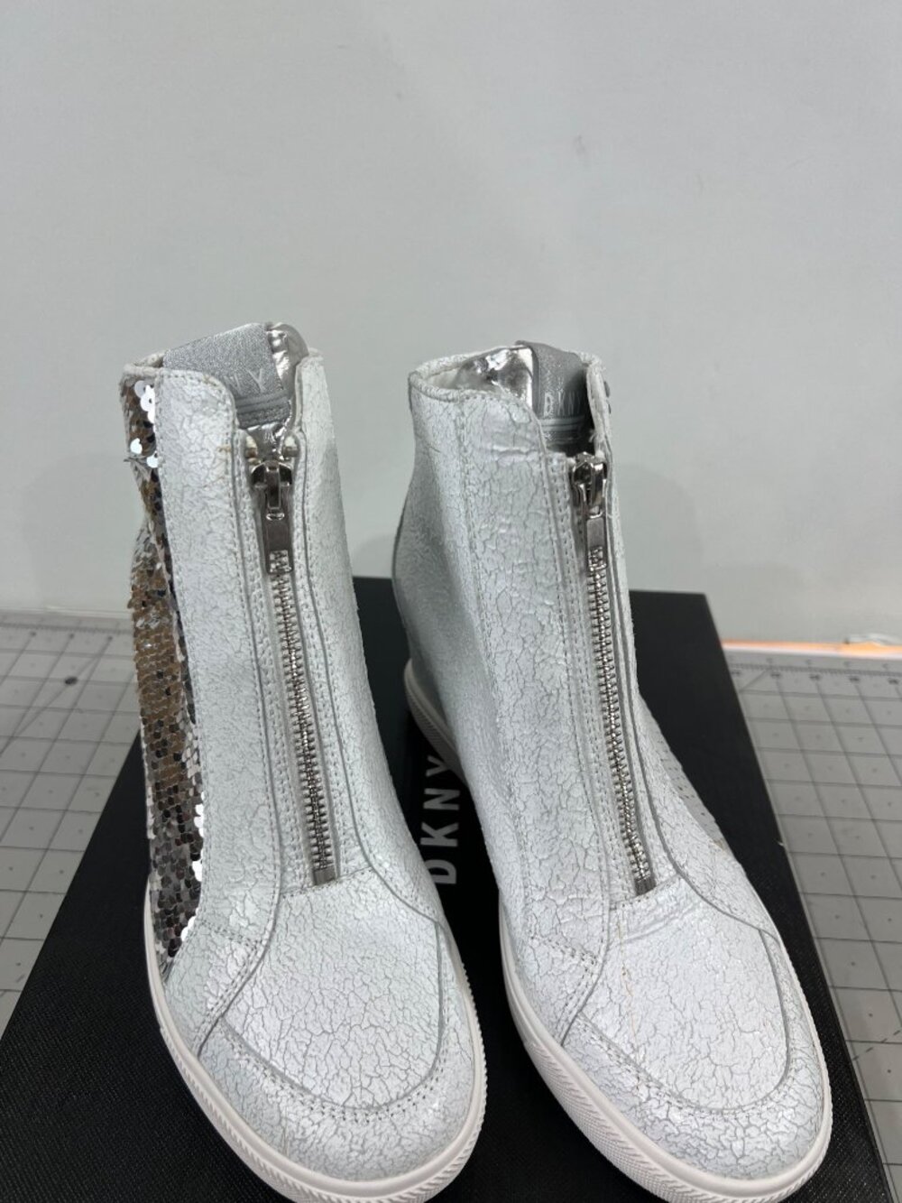 DKNY Caz-Wedge Sequin Silver Sneakers Zip Closure Women’s Sz.  7.5 new - Picture 2 of 8